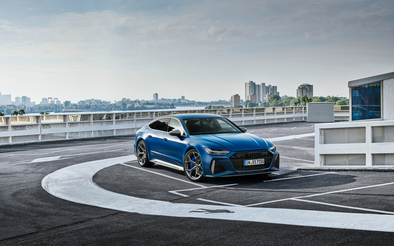 Автомобиль Audi RS 7 на трассе