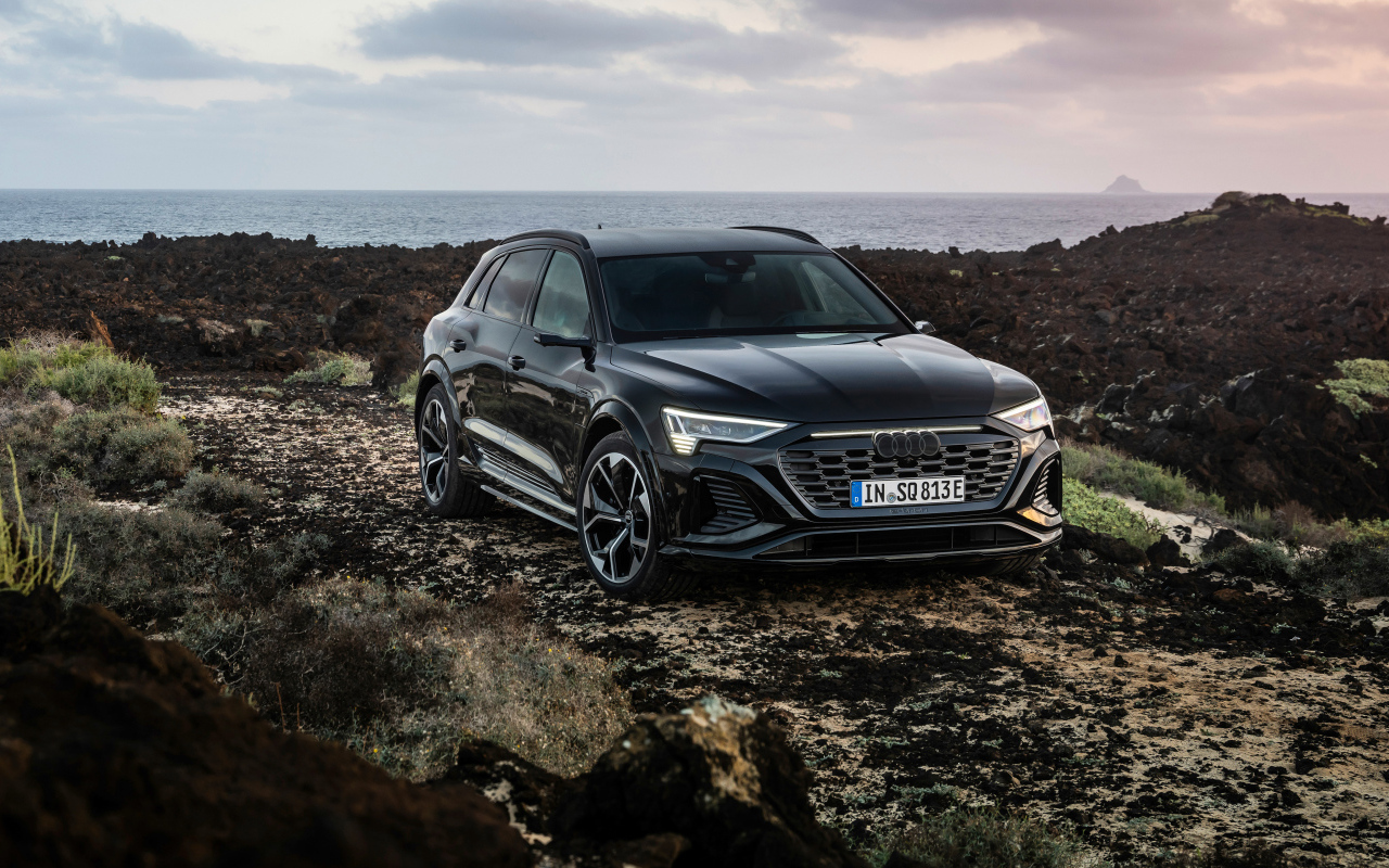 Черный автомобиль Audi SQ8 E-Tron Quattro на бездорожье