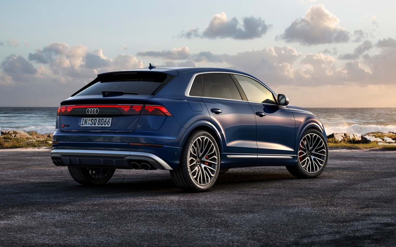 Синий автомобиль Audi SQ8 TFSI 2023 года вид сзади