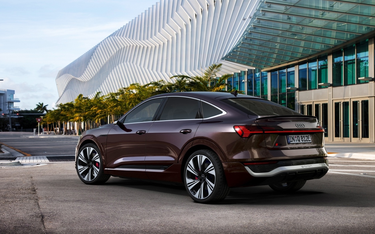 Автомобиль Audi Q8 Sportback 55 E-Tron Quattro вид сзади