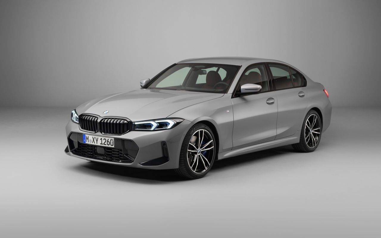 Автомобиль BMW 330i M Sport на сером фоне