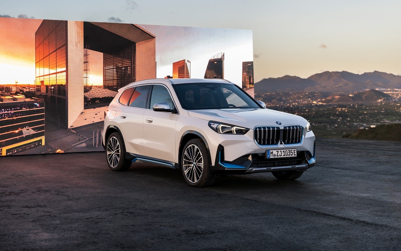 Автомобиль BMW IX1 XDrive30  вид спереди