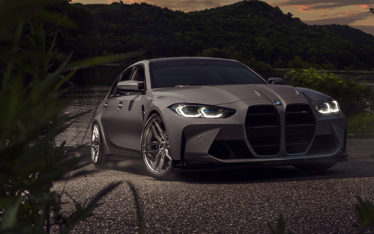 Автомобиль BMW M3 стоит у воды