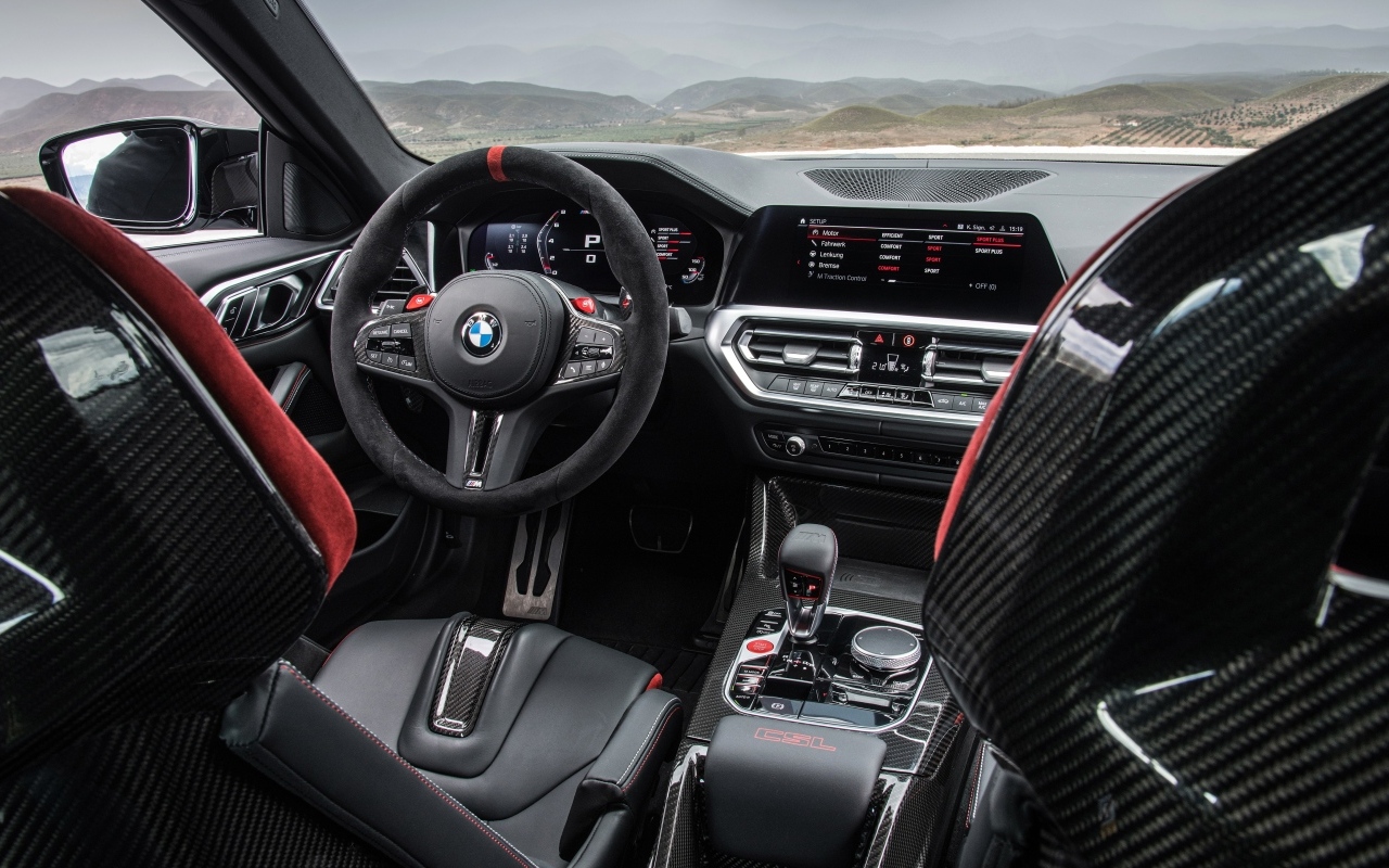 Кожаный салон автомобиля BMW M4 CSL