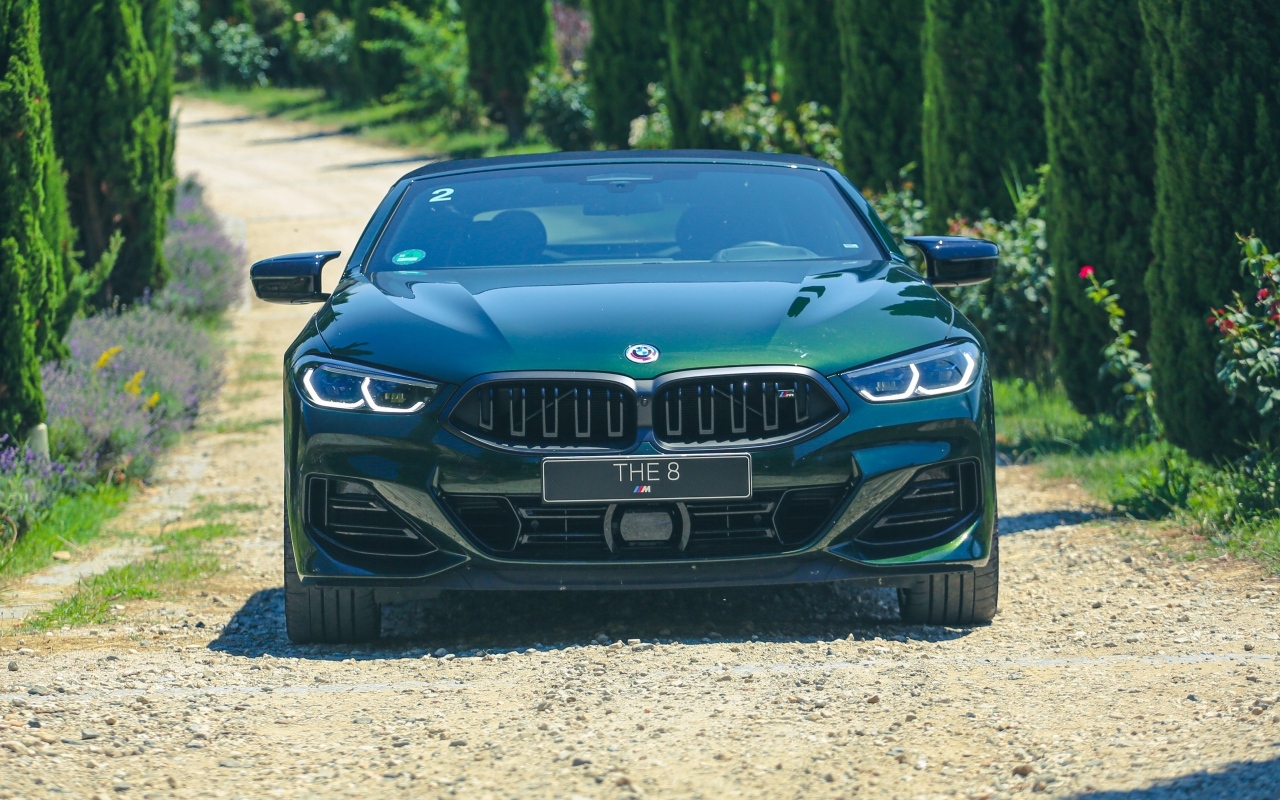 Автомобиль BMW M850i XDrive Cabrio на дороге