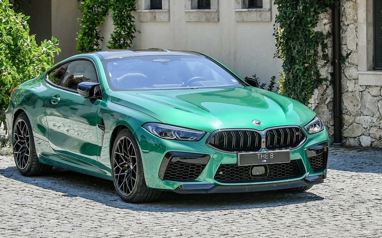 Автомобиль BMW M8
