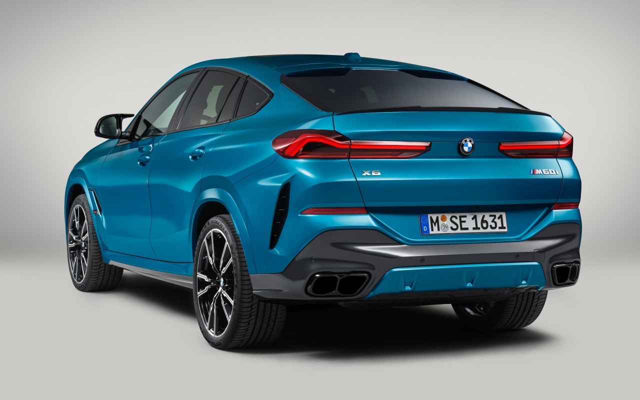 Синий автомобиль  BMW X6 2023  вид сзади