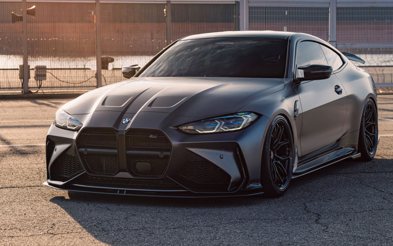 Дорогой черный автомобиль BMW M4