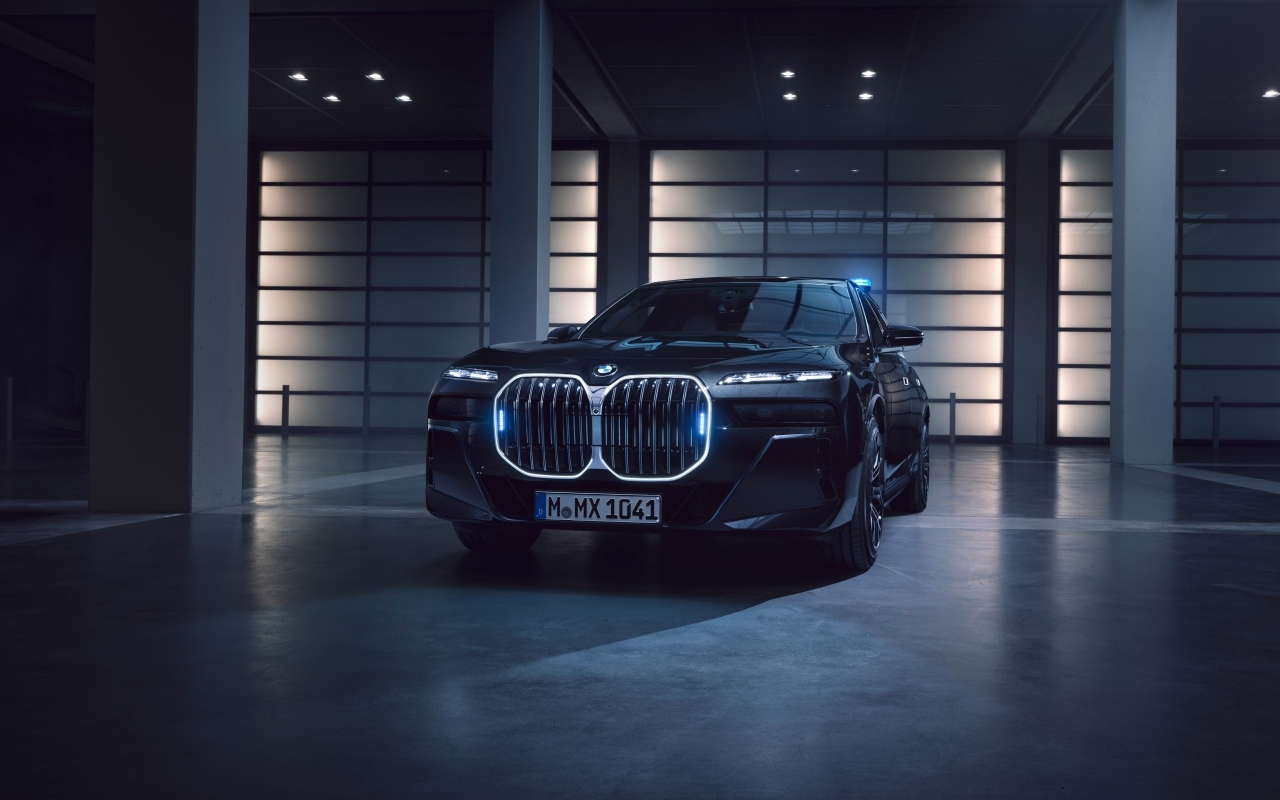 Вид спереди на автомобиль BMW 760i XDrive Protection