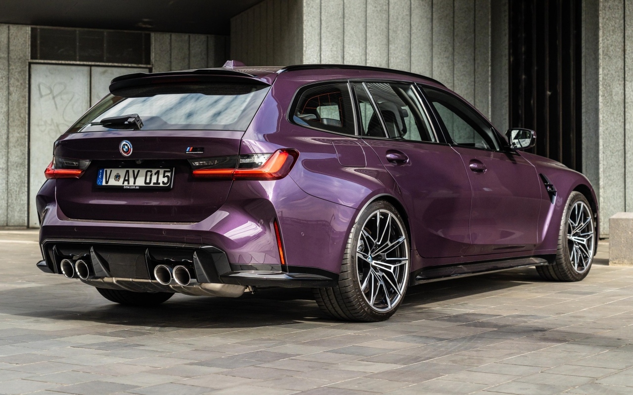 Вид сзади на автомобиль BMW M3 Competition Touring M XDrive 2023 года