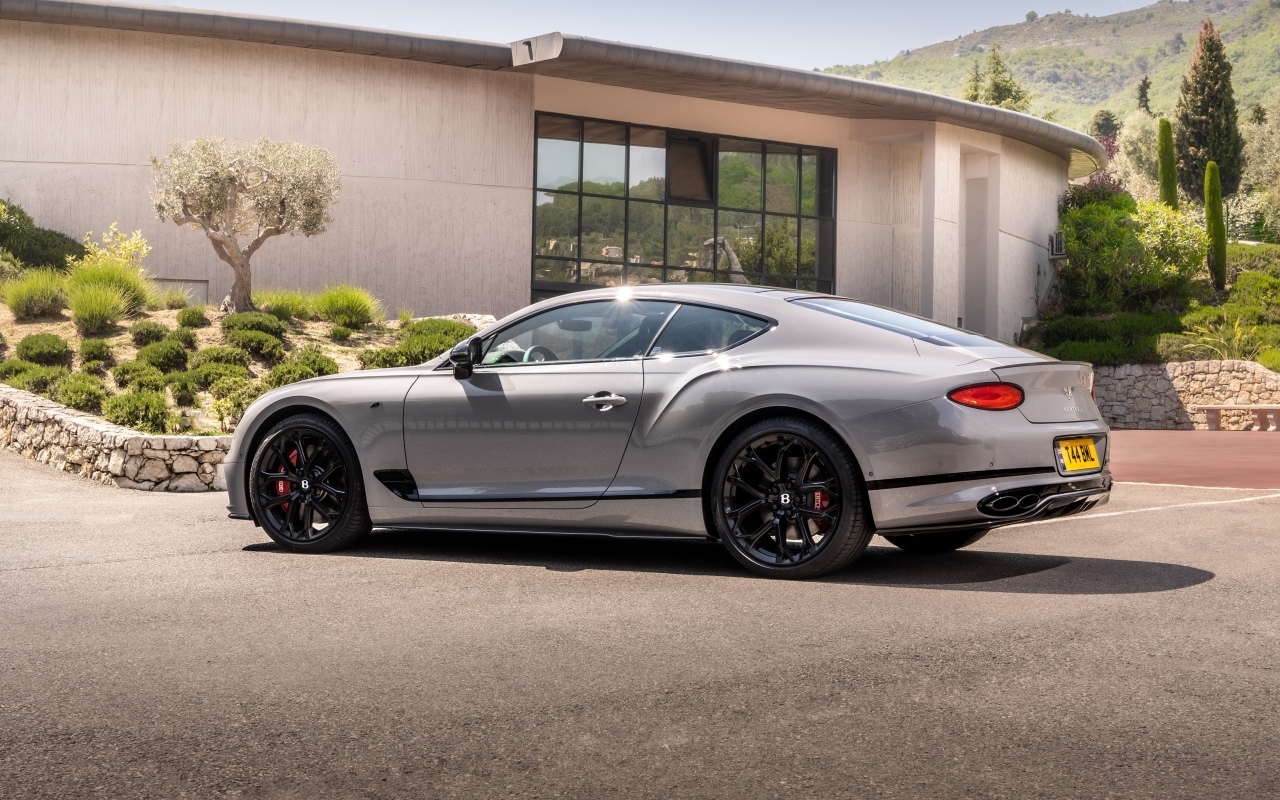 Автомобиль Bentley Continental GT S 2022 года вид сзади