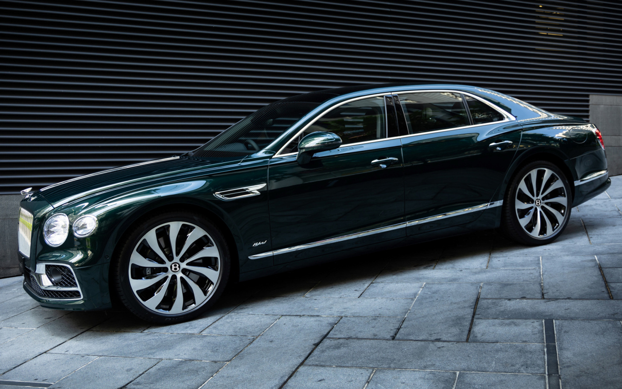 Автомобиль бизнес класса Bentley Flying Spur Hybrid 2023 года