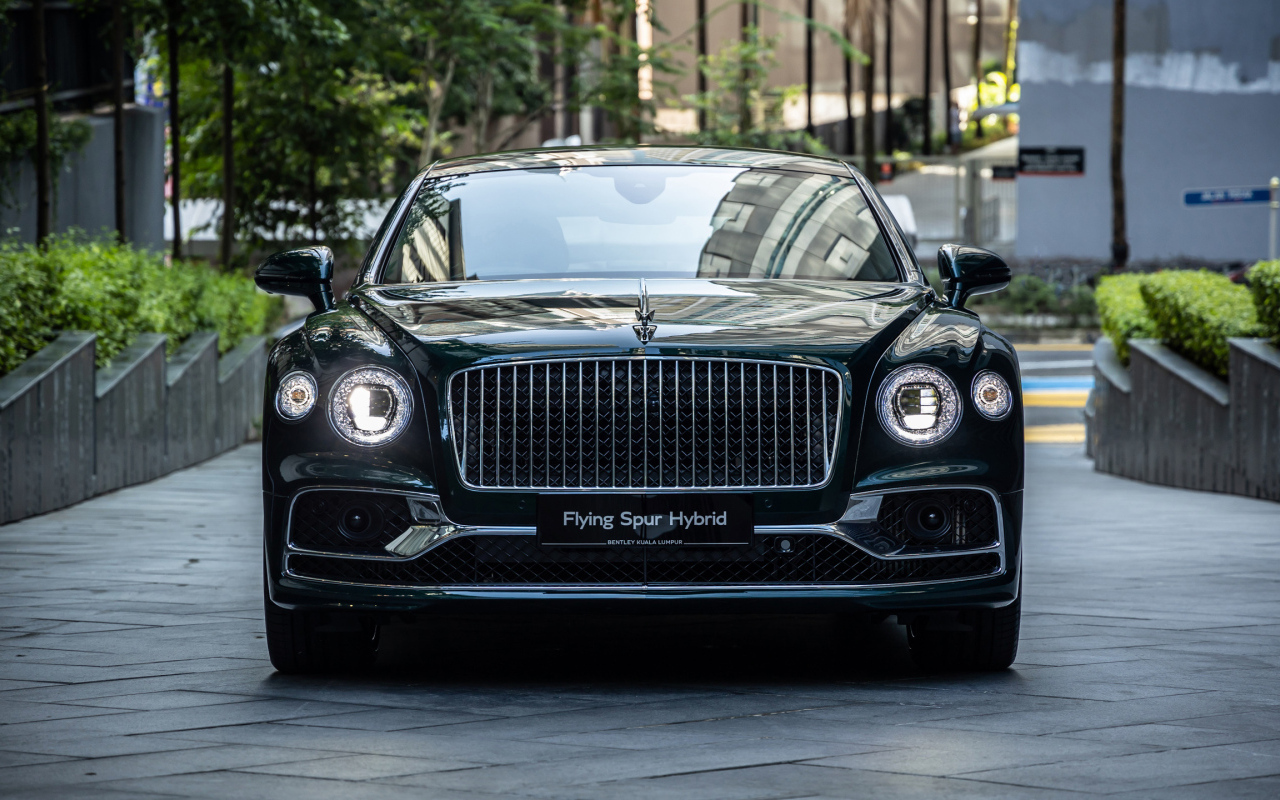 Автомобиль Bentley Flying Spur Hybrid 2023 года вид спереди