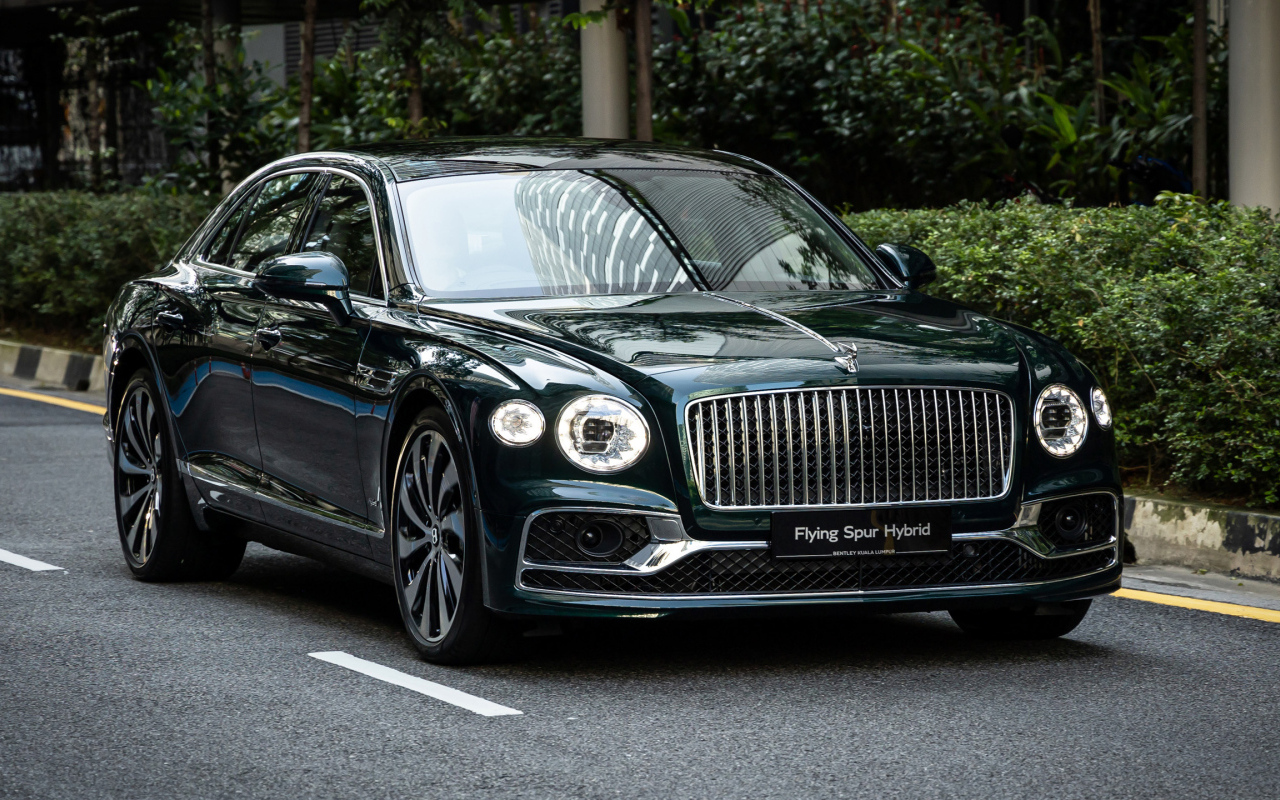 Автомобиль Bentley Flying Spur Hybrid 2023 на дороге