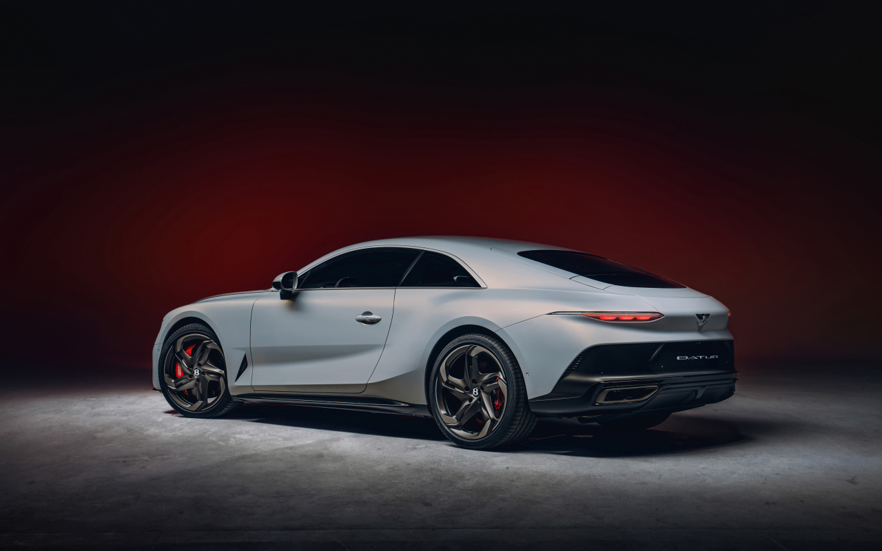 Автомобиль Bentley Mulliner Batur 2023 года вид сзади