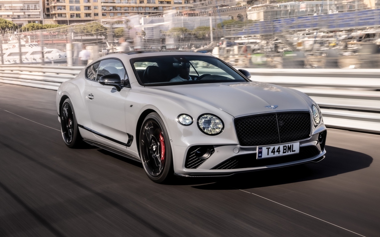 Автомобиль Bentley Continental GT S на дороге