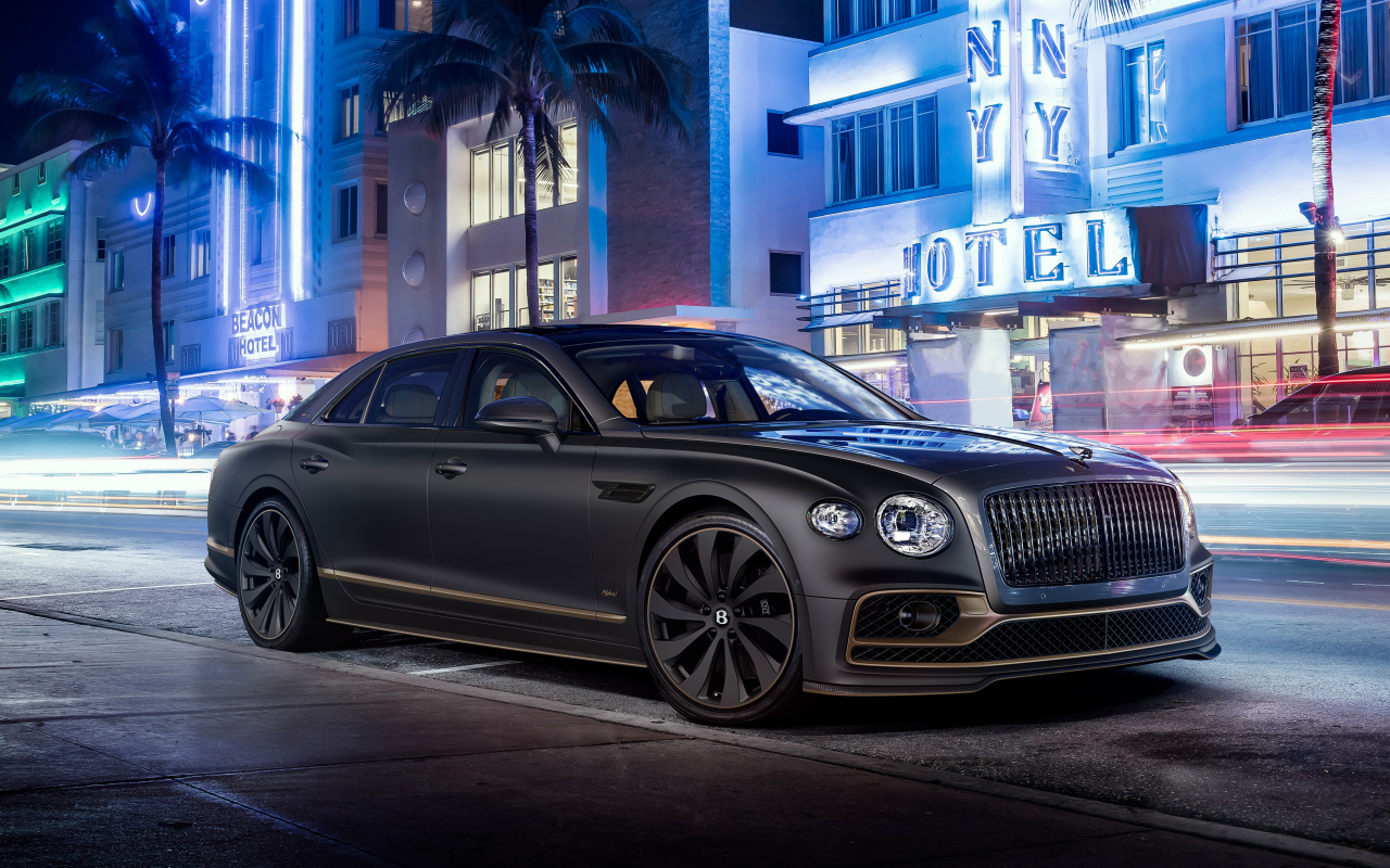 Автомобиль Bentley Flying Spur Hybrid The Surgeon 2022 у здания