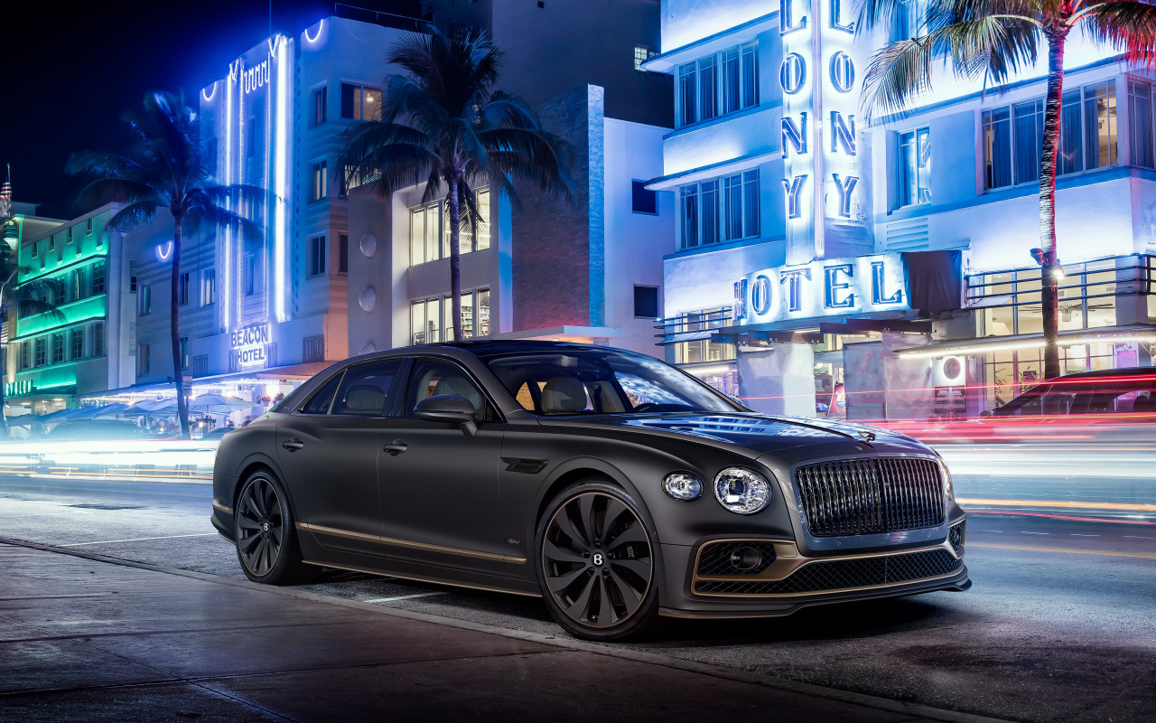 Черный автомобиль Bentley Flying Spur Hybrid 2023 года в городе