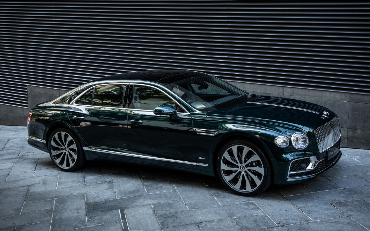 Черный автомобиль Bentley Flying Spur Hybrid 2023 года вид сбоку