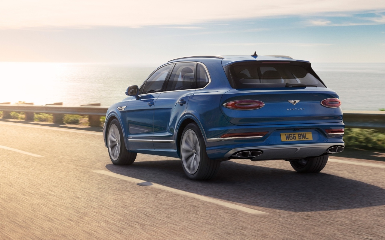Синий внедорожник Bentley Bentayga Azure вид сзади