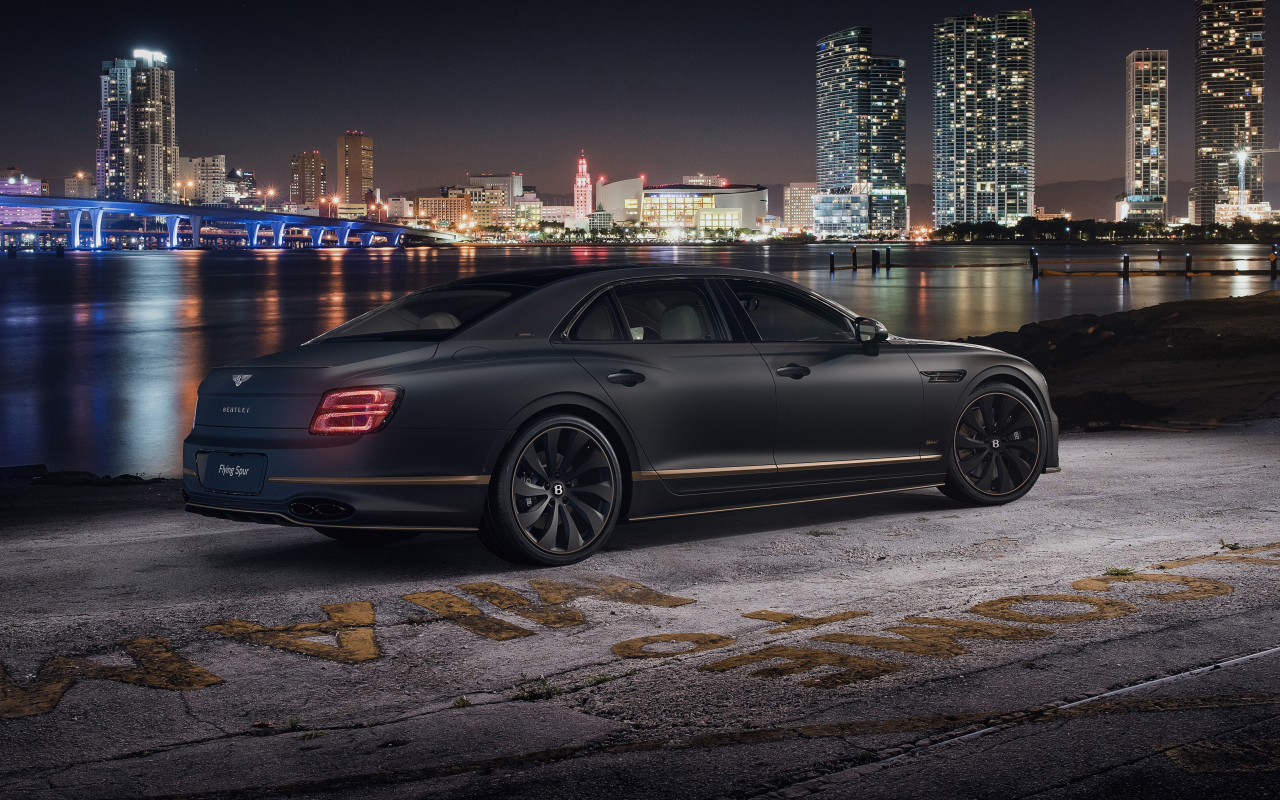 Автомобиль Bentley Flying Spur Hybrid The Surgeon 2022 на фоне города