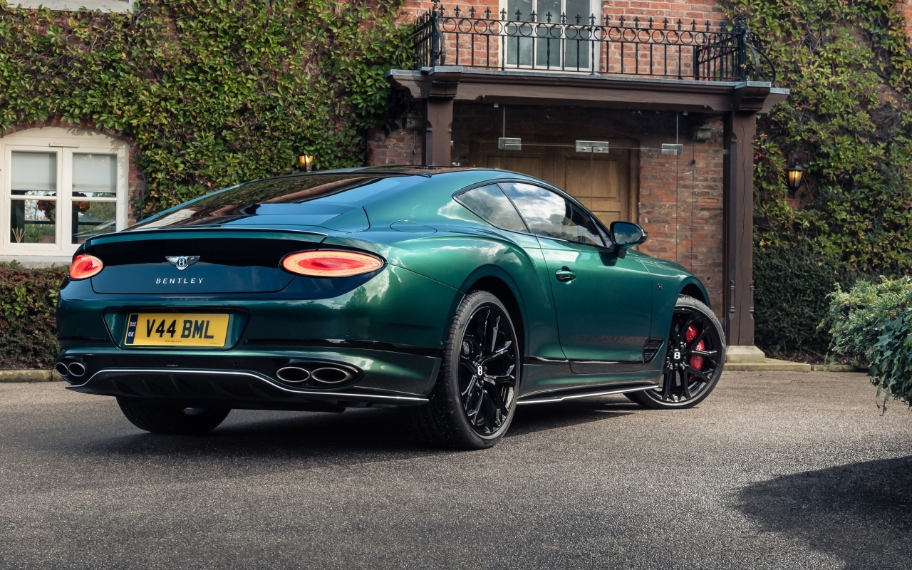Вид сзади на автомобиль Bentley Continental GT