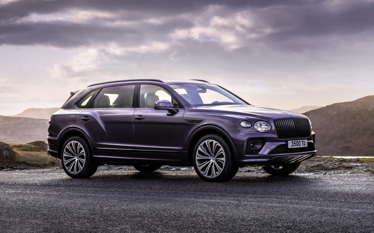 Внедорожник Bentley Bentayga EWB на фоне неба