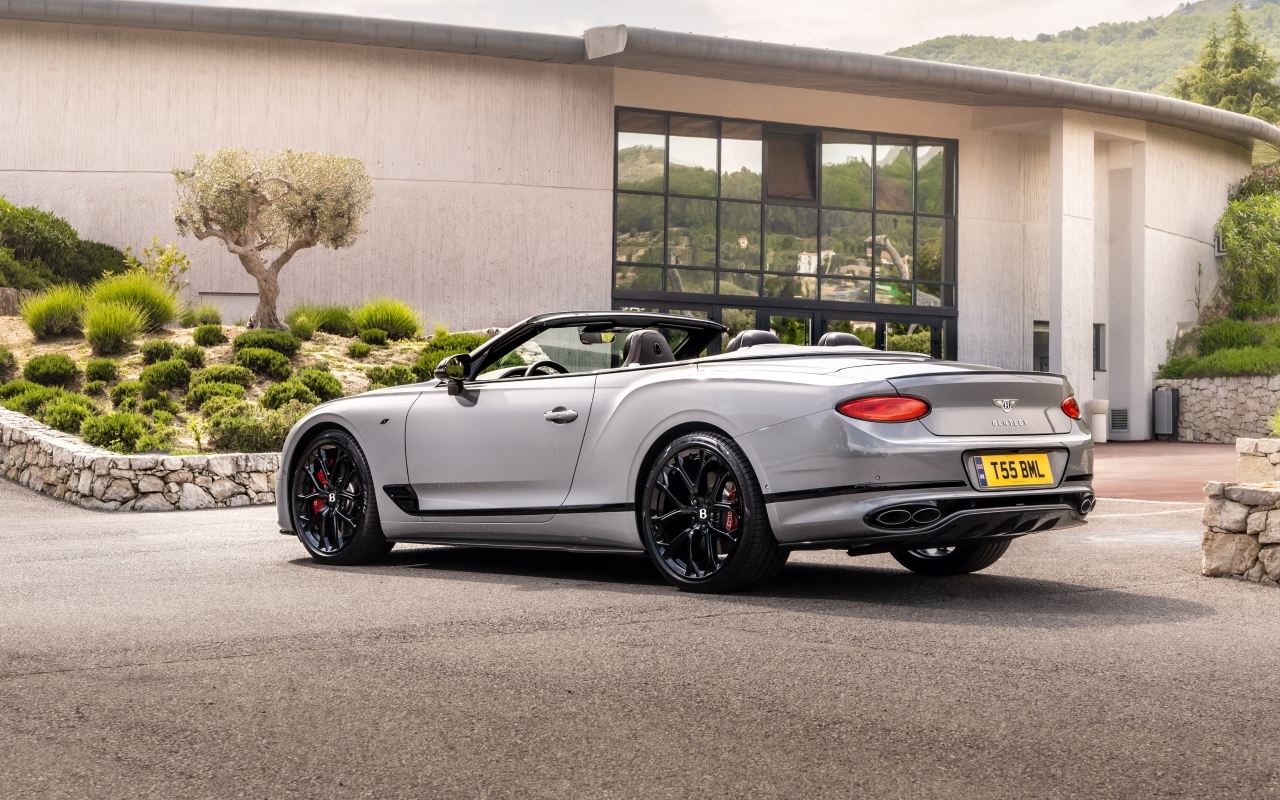 Серебристый кабриолет  Bentley Continental GT S