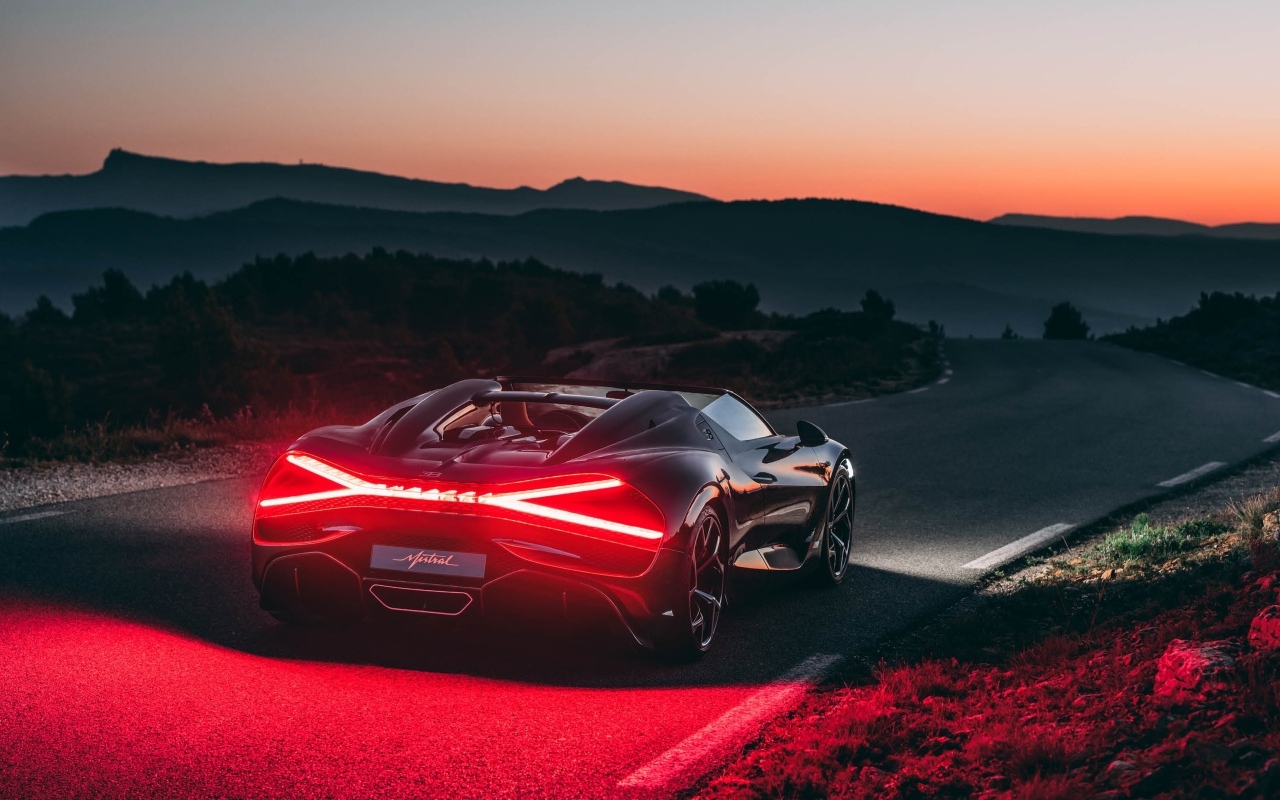 Включенные фары автомобиля Bugatti Mistral