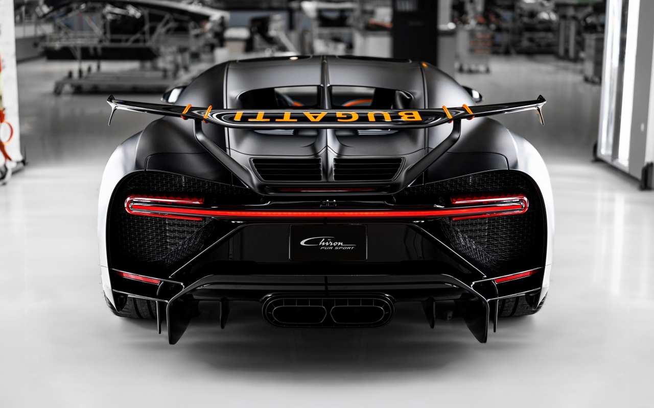 Вид сзади на черный спортивный автомобиль Bugatti Chiron Pur Sport