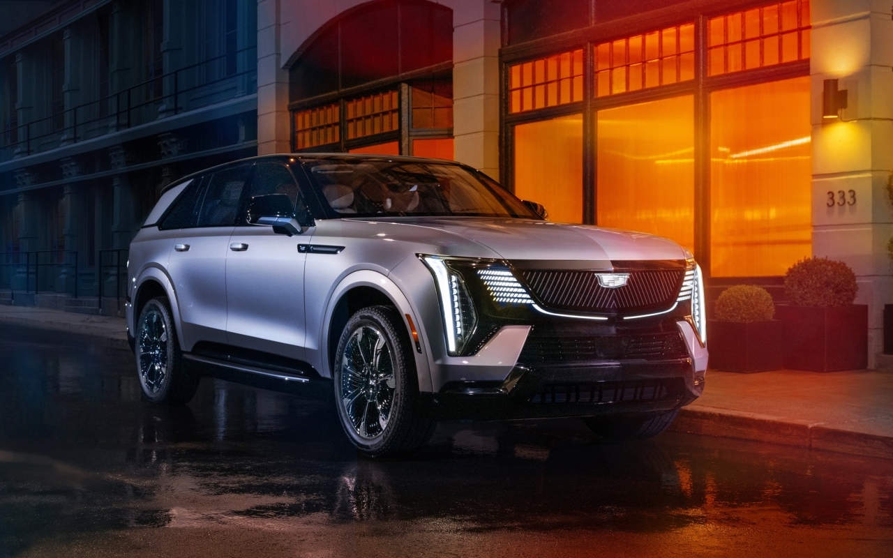 Внедорожник Cadillac Escalade IQ Sport 2025 года у дома