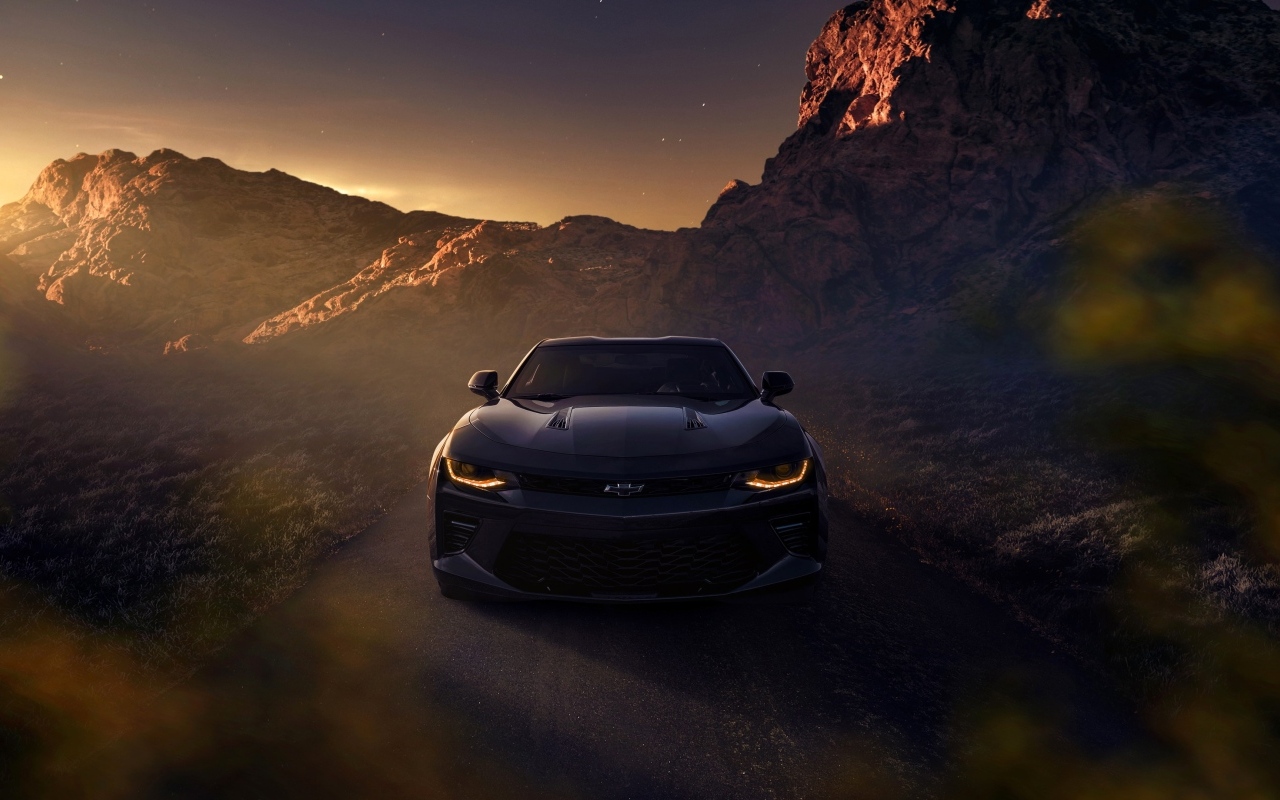 Автомобиль Chevrolet Camaro SS в горах