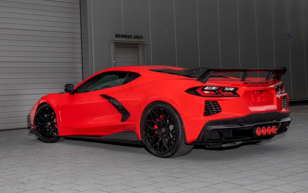 Вид сзади на красный автомобиль Chevrolet Corvette Zodiac 2023 года