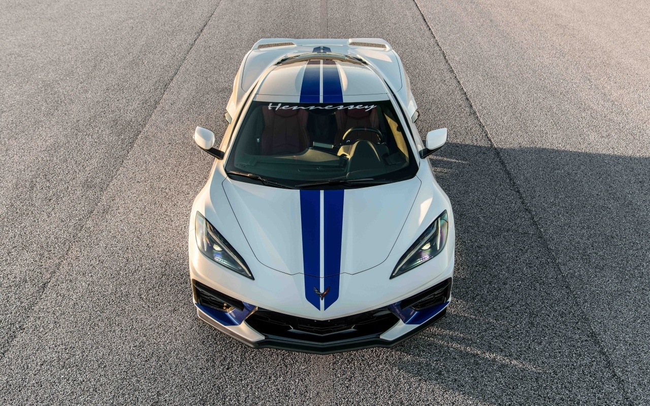 Вид сверху на автомобиль Hennessey Chevrolet Corvette Stingray Supercharged H700 2023 года