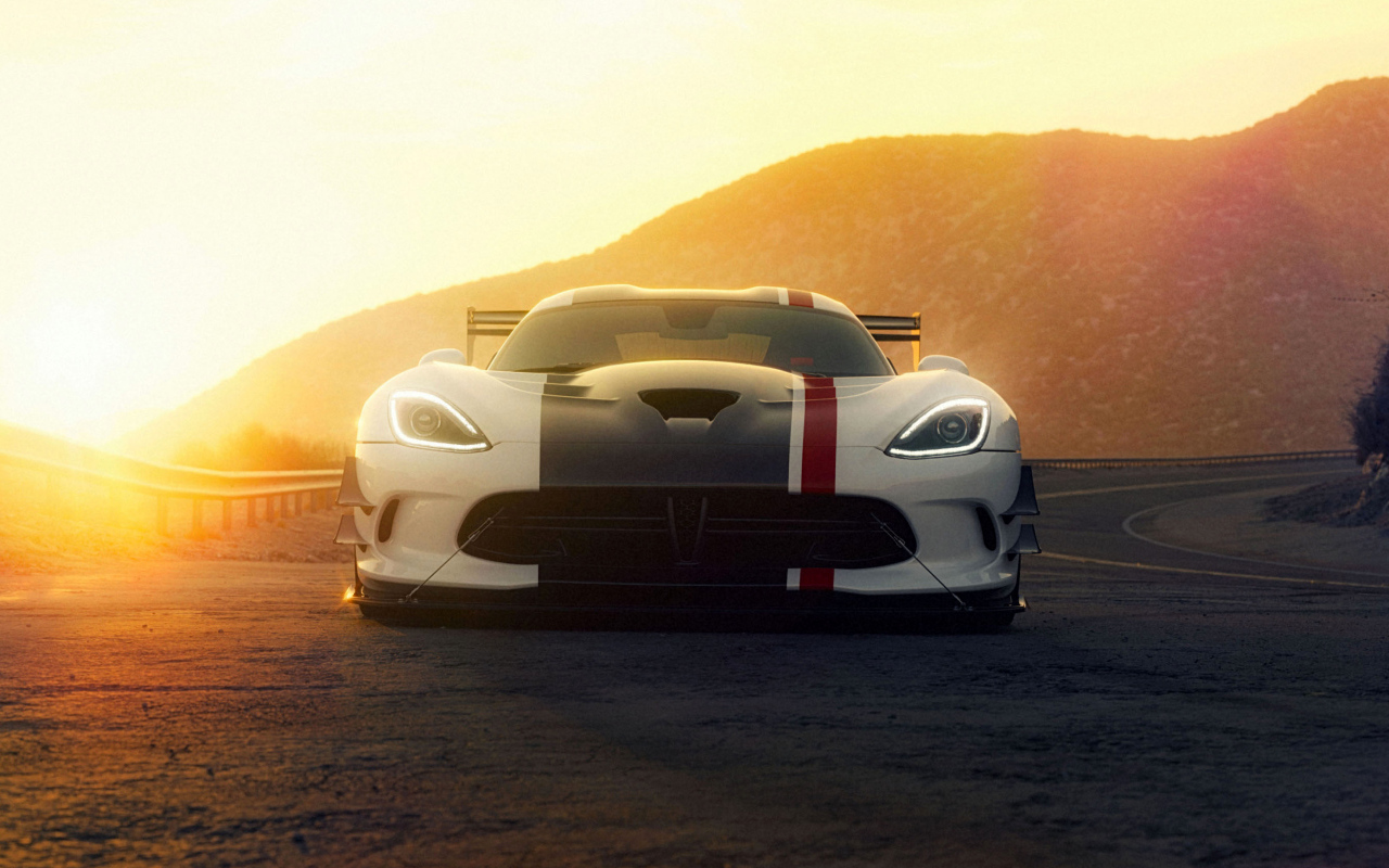 Автомобиль Dodge Viper ACR в лучах солнца