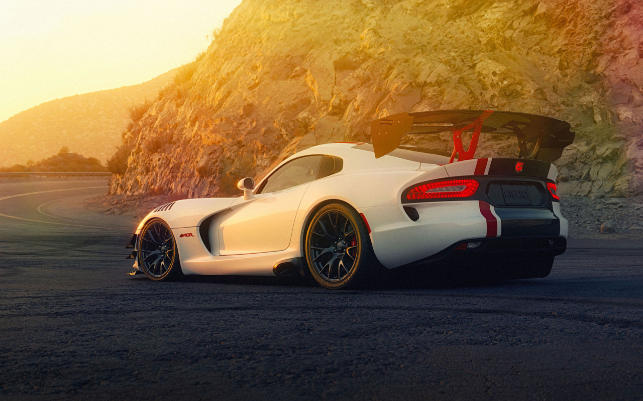 Автомобиль Dodge Viper ACR  вид сзади