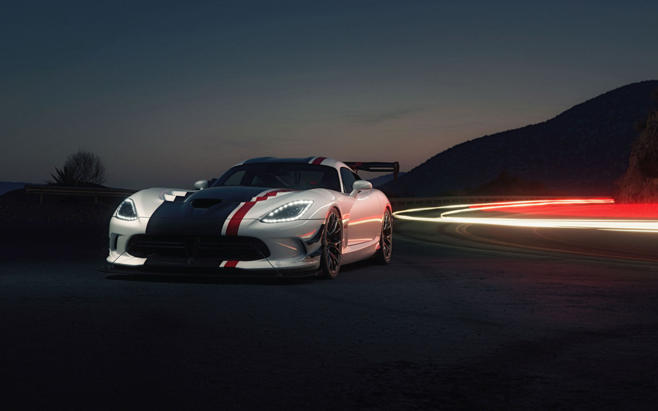 Спортивный Dodge Viper ACR на дороге ночью