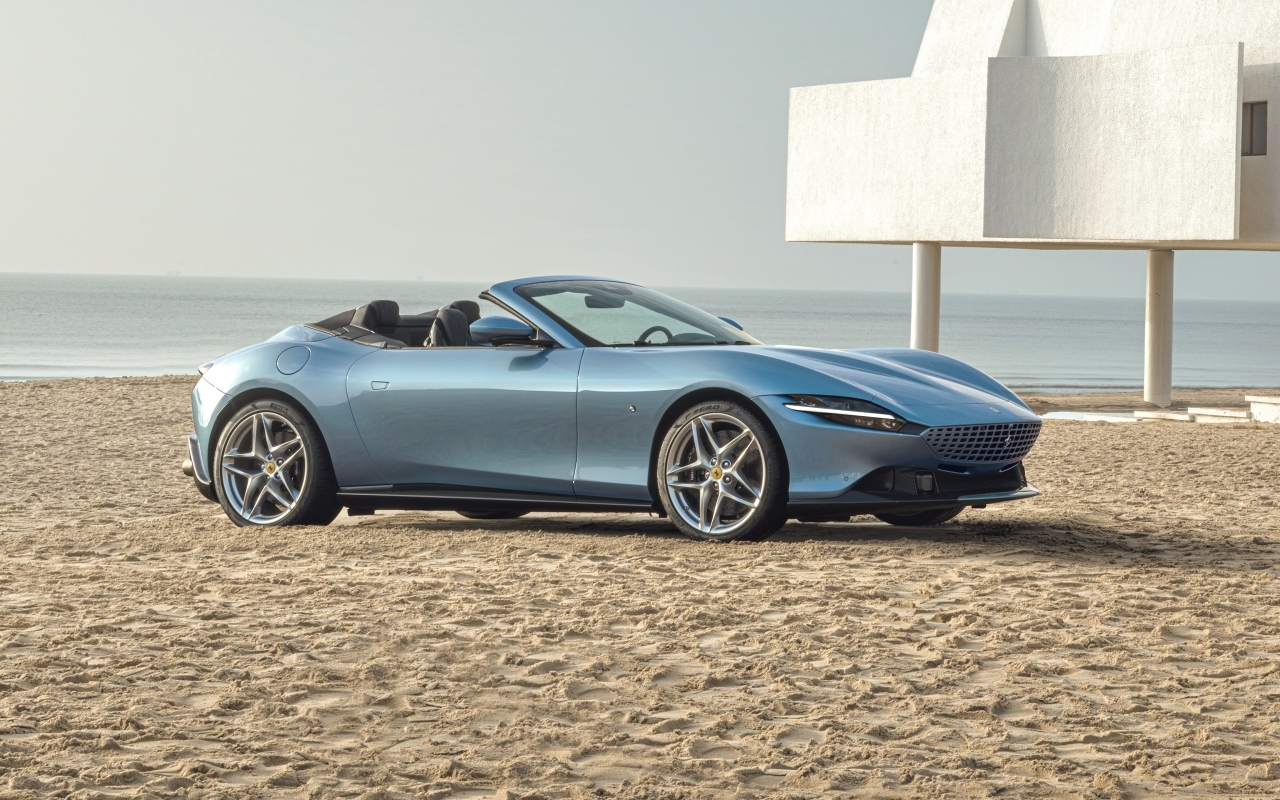 Автомобиль Ferrari Roma Spider 2023 года стоит на песке