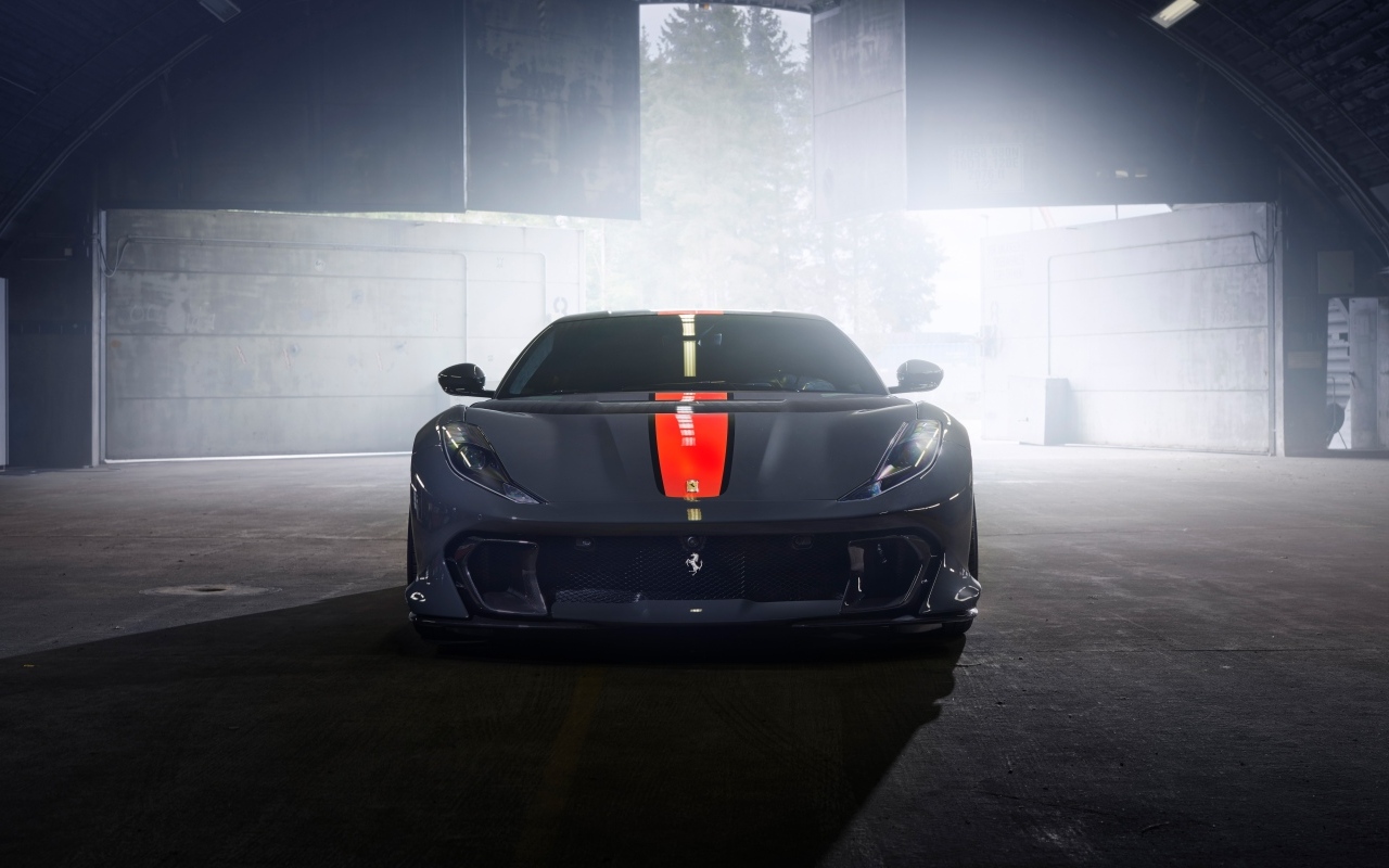 Красивый автомобиль Ferrari 812 вид спереди
