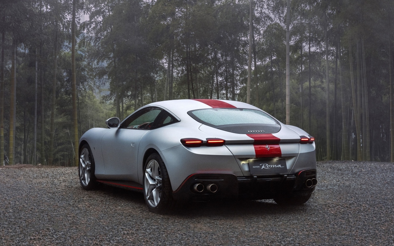 Автомобиль Ferrari Roma 30th Anniversary 2023  вид сзади
