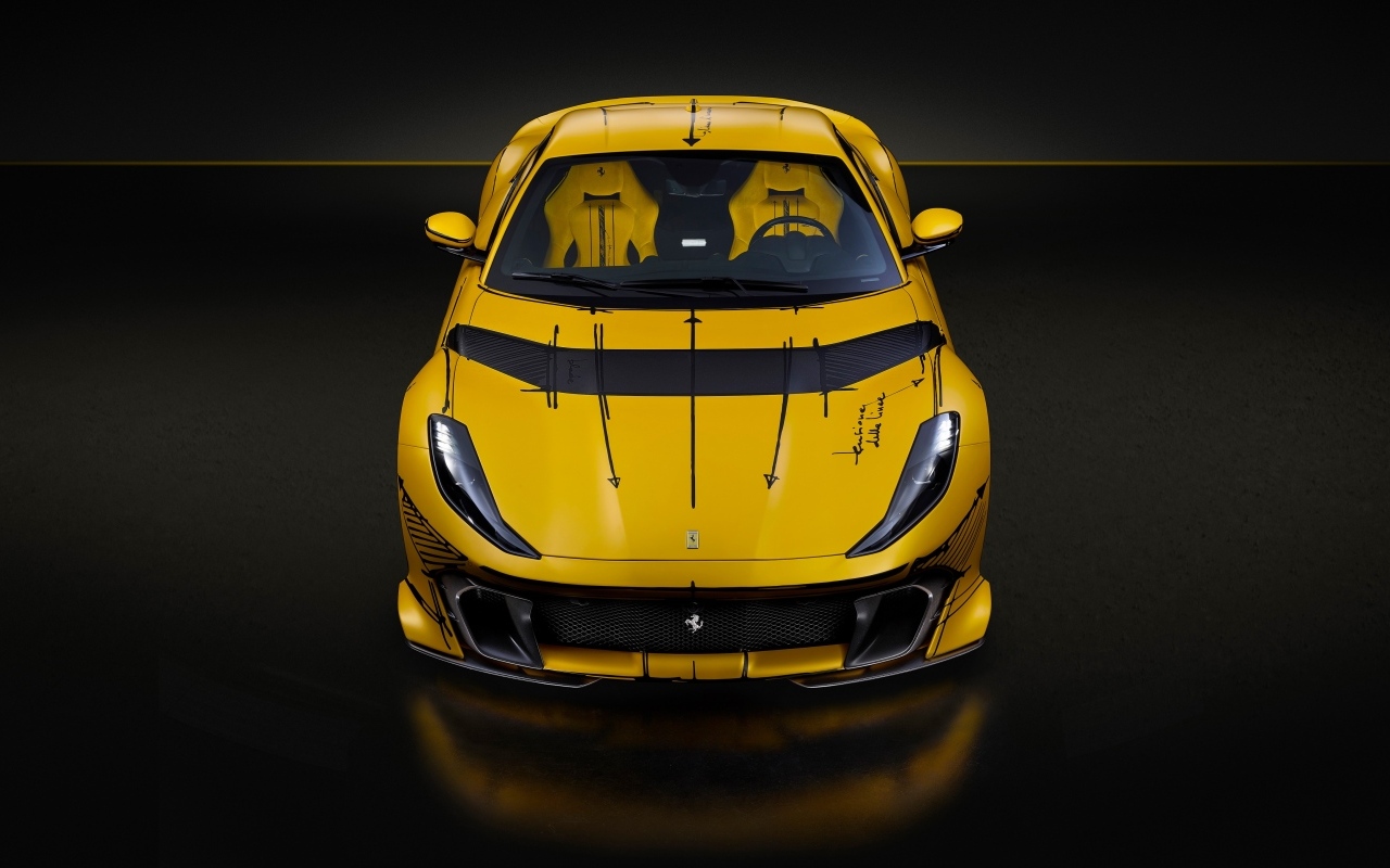 Автомобиль Ferrari 812  года на черном фоне