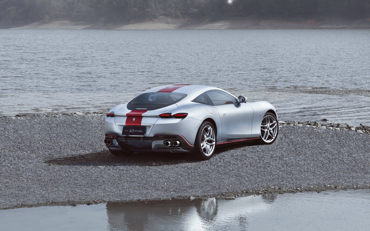 Автомобиль Ferrari Roma 30th Anniversary 2023 у воды