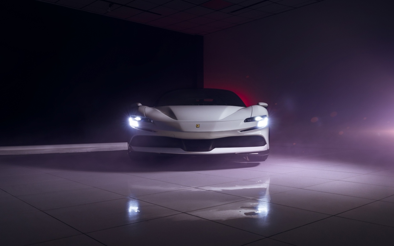 Вид спереди на автомобиль  Ferrari SF90 Stradale