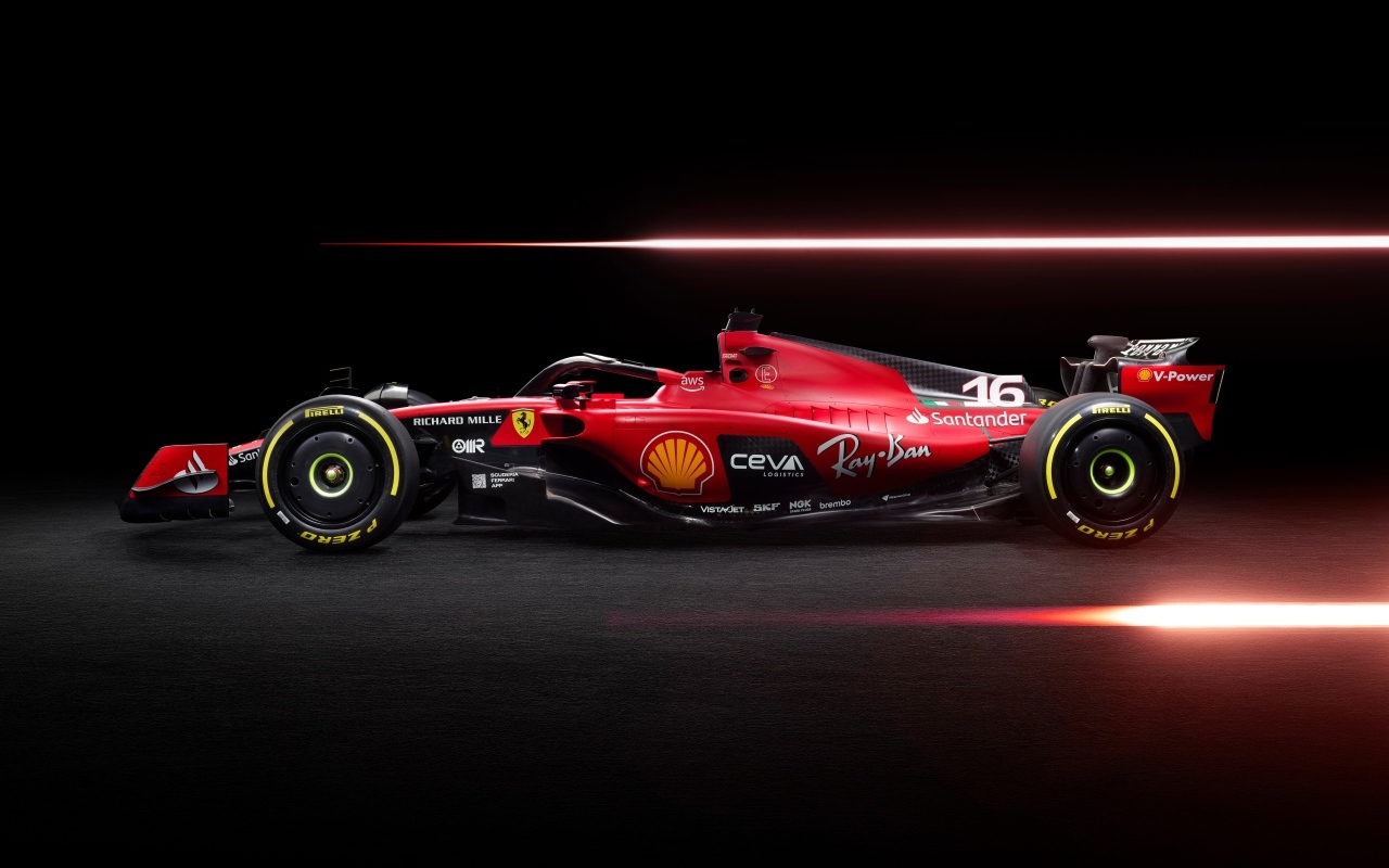 Гоночный Ferrari SF-23 F1 2023  вид сбоку