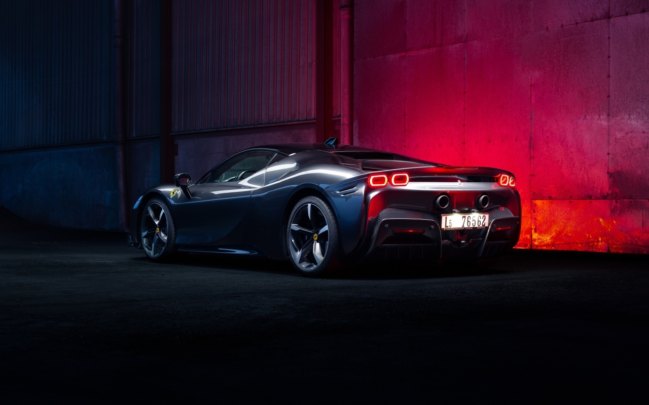Вид сзади на автомобиль Ferrari SF90 Stradale