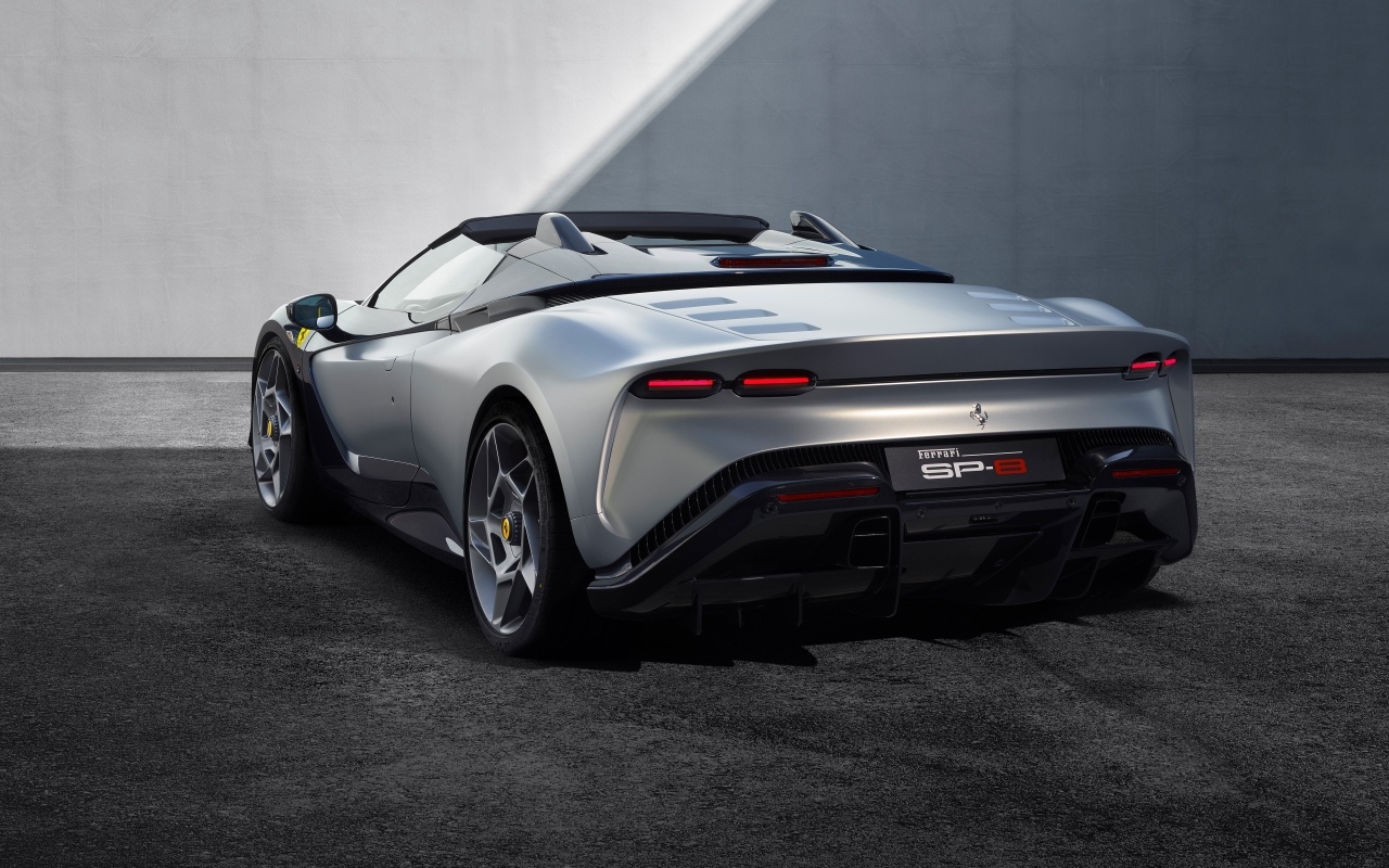 Вид сзади на автомобиль Ferrari SP-8