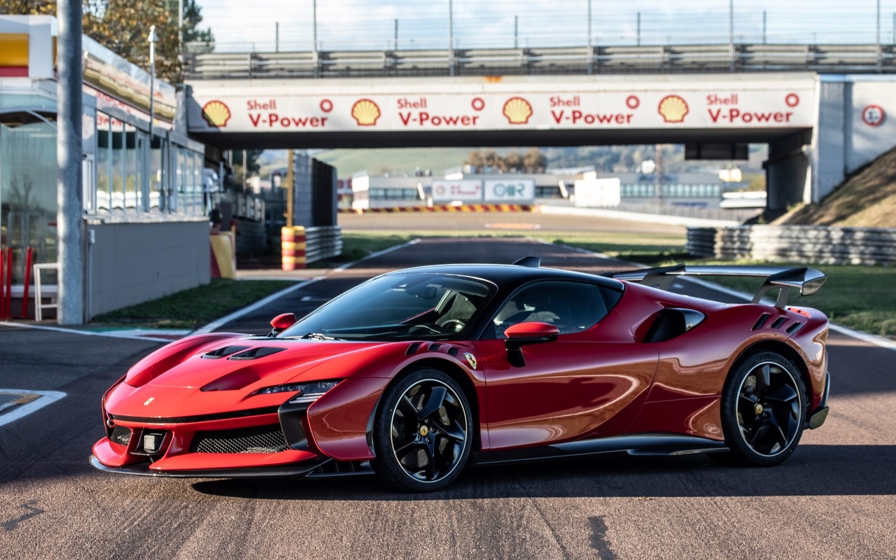 Красный автомобиль Ferrari SF90 XX Stradale на стадионе