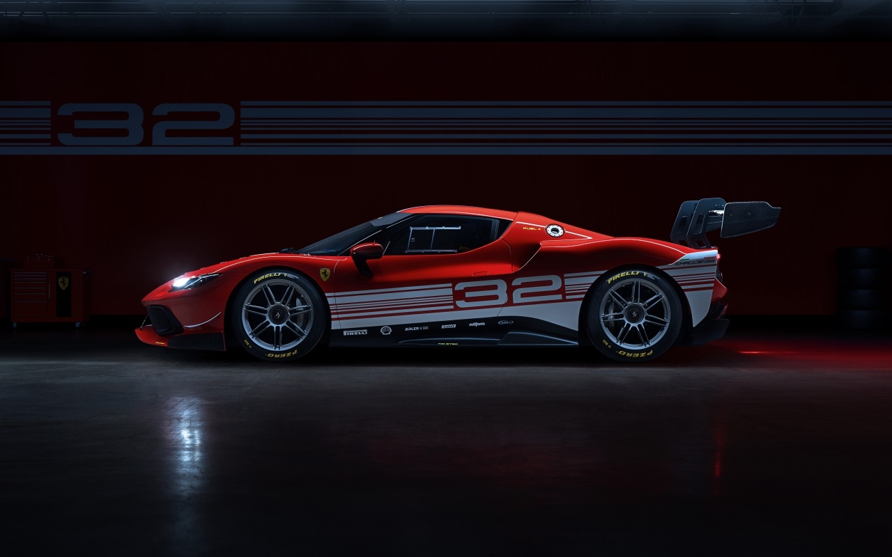 Вид сбоку на спортивный автомобиль Ferrari 296 Challenge 2023 года