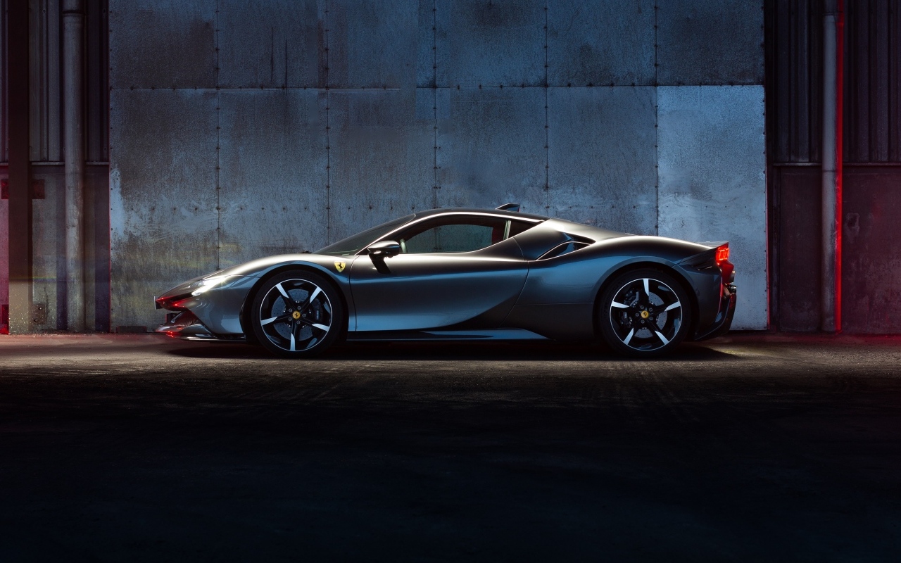 Вид сбоку на автомобиль Ferrari SF90 Stradale