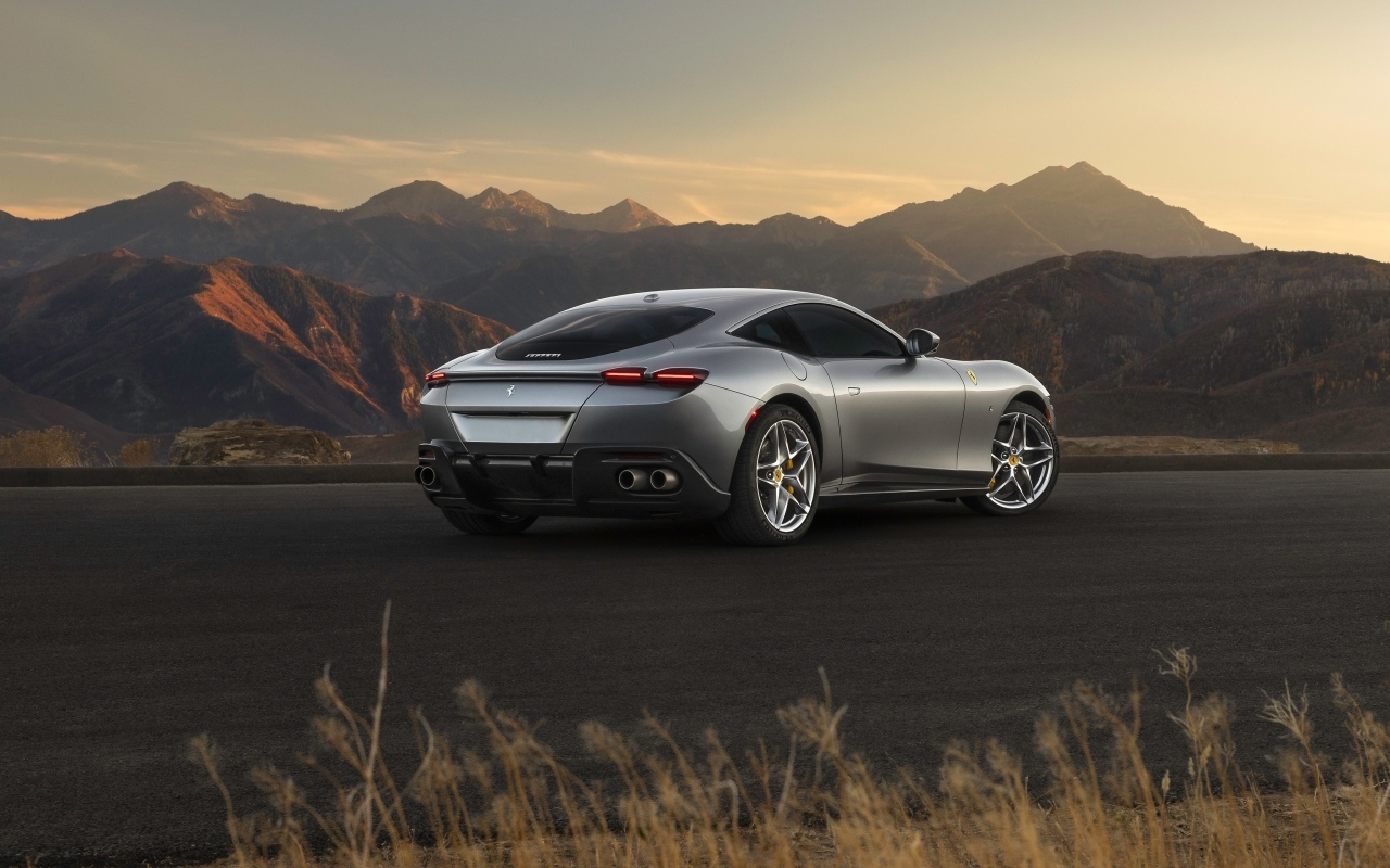 Серебристый автомобиль Ferrari Roma вид сзади